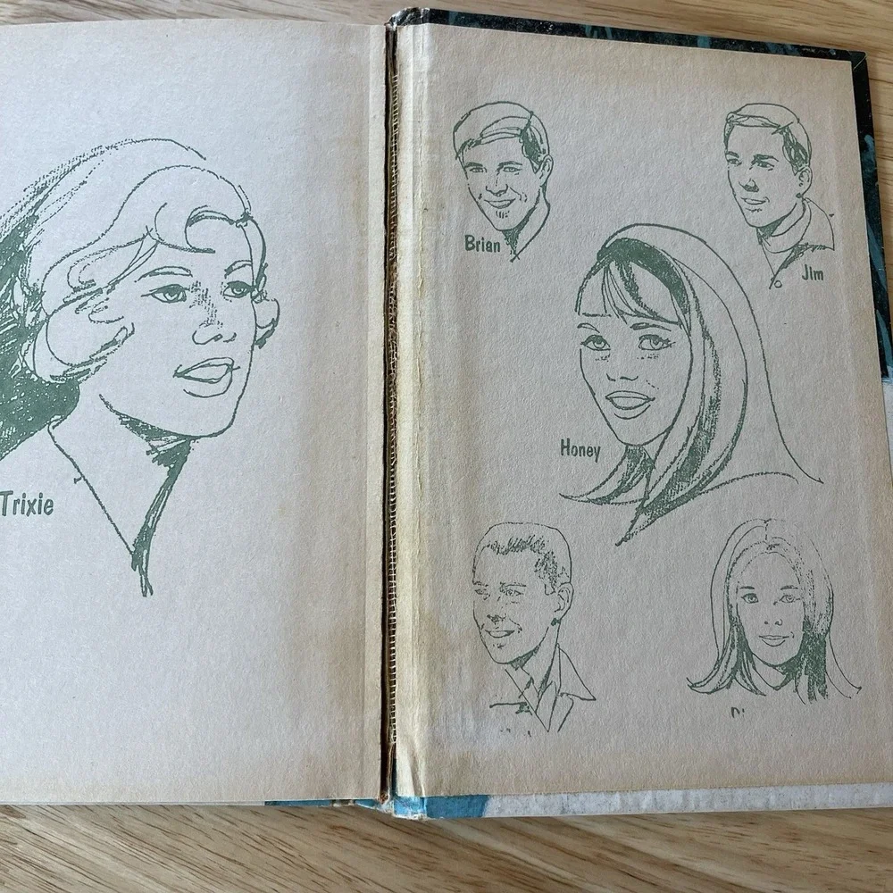 Trixie Belden And the Happy Valley Mystery 9 by‎ Kathryn Kenny 1971 HC